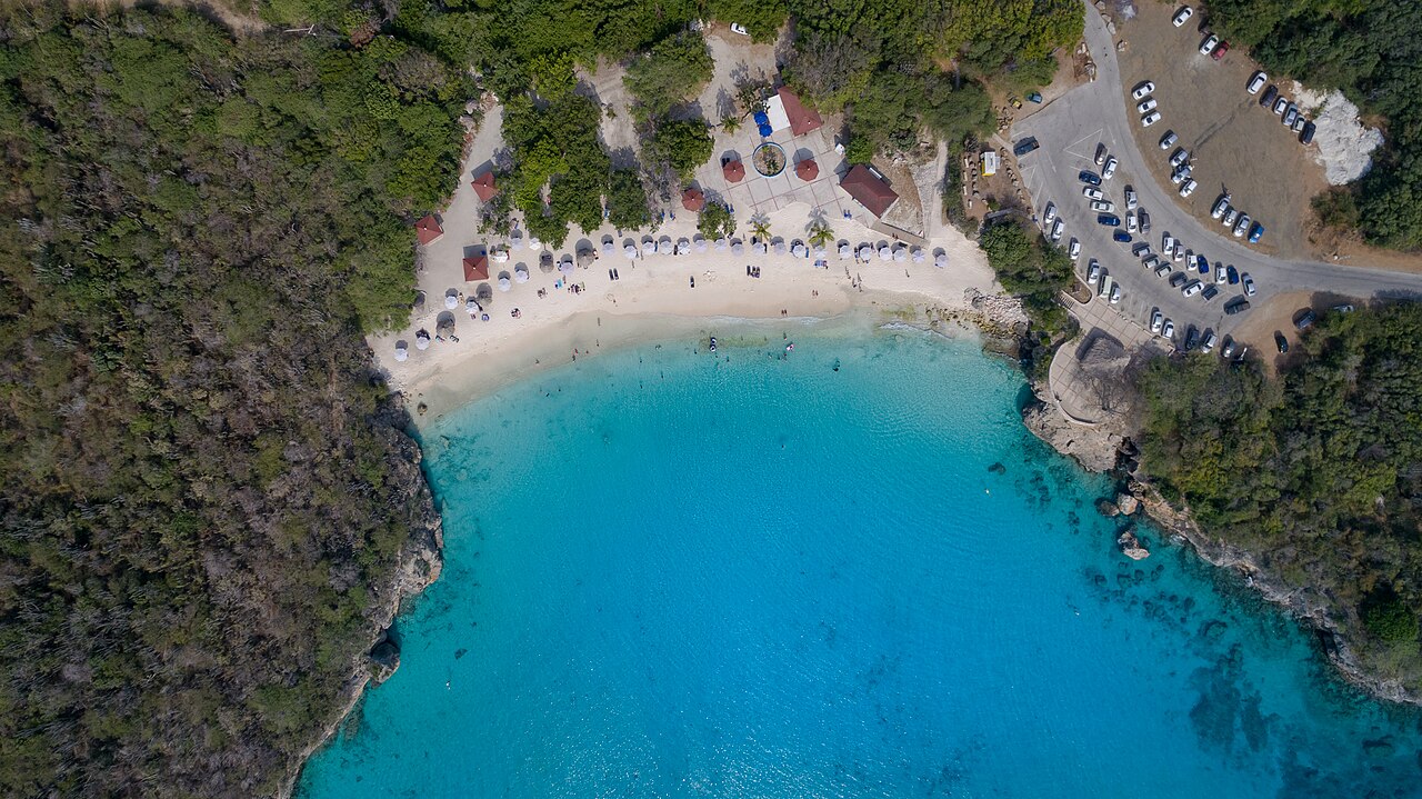 Turquoise water and the sandy shoreline of Kenepa Grandi, Curaçao